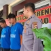Kasat Reskrim Polres Gorontalo Kota, Iptu Mohamad Nauval Seno, saat menemui Gun dan Aldi kedua tersangka penganiayaan dengan senjata tajam di keluarga Leoato, Kota Gorontalo. Kamis (6/10/2022). (Foto: Nenang Humas)