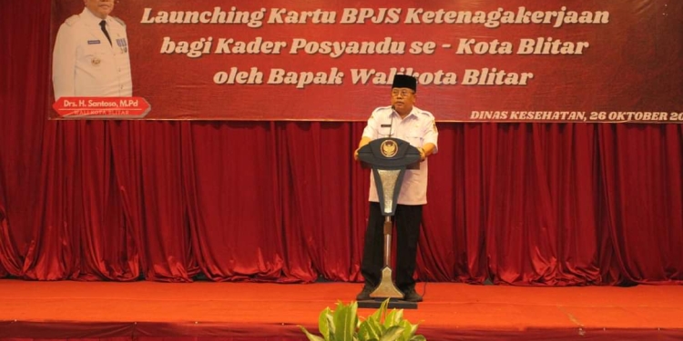 Wali Kota Blitar, Santoso saat menyampaikan sambutan dalam launching Kartu BPJS Ketenagakerjaan bagi Kader Posyandu se - Kota Blitar di Hotel Puri Perdana, Kota Blitar, Rabu (26/10/2022). (foto: dok. Pemkot Blitar)