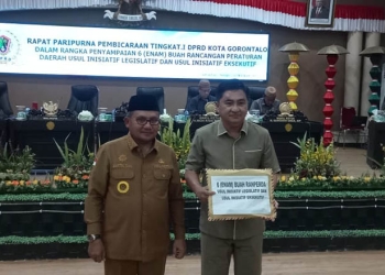 Wali Kota Gorontalo Marten Taha (Kanan), Ketua DPRD Kota Gorontalo, Hardi Sidiki (kiri) saat penyerahan Ranperda usul inisiatif eksekutif dan legislatif, Senin (24/10/2022). Sari/gopos