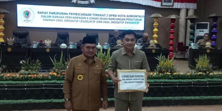 Wali Kota Gorontalo Marten Taha (Kanan), Ketua DPRD Kota Gorontalo, Hardi Sidiki (kiri) saat penyerahan Ranperda usul inisiatif eksekutif dan legislatif, Senin (24/10/2022). Sari/gopos