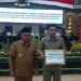 Wali Kota Gorontalo Marten Taha (Kanan), Ketua DPRD Kota Gorontalo, Hardi Sidiki (kiri) saat penyerahan Ranperda usul inisiatif eksekutif dan legislatif, Senin (24/10/2022). Sari/gopos