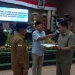 Ketua DPRD kota Gorontalo, Hardi Sidiki (kiri), saat menerima naskah Ranperda usul inisiatif eksekutif dan legislatif. Senin (24/10/2022). Sari/gopos