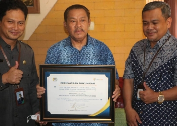 Ketua DPRD Provinsi Gorontalo, Paris R.A Jusuf (tengah) menerima penghargaan dukungan Regsosek yang diberikan BPS Provinsi Gorontalo.(Humas Deprov)