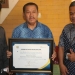 Ketua DPRD Provinsi Gorontalo, Paris R.A Jusuf (tengah) menerima penghargaan dukungan Regsosek yang diberikan BPS Provinsi Gorontalo.(Humas Deprov)