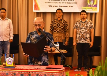 Bupati Pohuwato, Saipul Mbuinga, Lantik Asosiasi pengurus BPD se-Kabupaten Pohuwato, di Hotel Ibis Manado, Selasa 04/10/2022 (Istimewa)