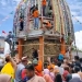 Masyarakat terlihat saling berebut Walima yang di berikan oleh panitia di Tolangga Raksasa Tugu Tani Kecamatan Tibawa, Kabupaten Gorontalo, Sabtu (8/10/2022). (Foto: Putra/Gopos)