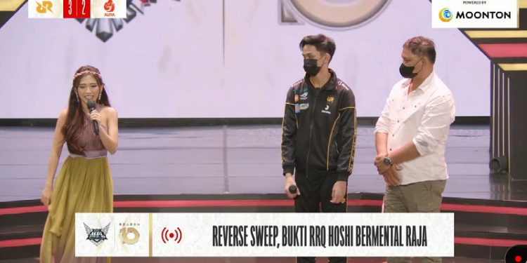 RRQ Skylar alias Schevenko David Tendean bertemu ayahnya saat berhasil membawa RRQ Hoshi mengalahkan Aura Fire di Playoff MPL ID Season 10 di Jakarta, Kamis (20/10/2022). [Youtube/MPL ID]