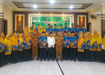 Sekda Pohuwato, Iskandar Datau, bersama pengurus baru PGMNI Pohuwato, di Aula Kantor Kemenag Pohuwato, Senin 03/10/2022 (Yusuf/Gopos)