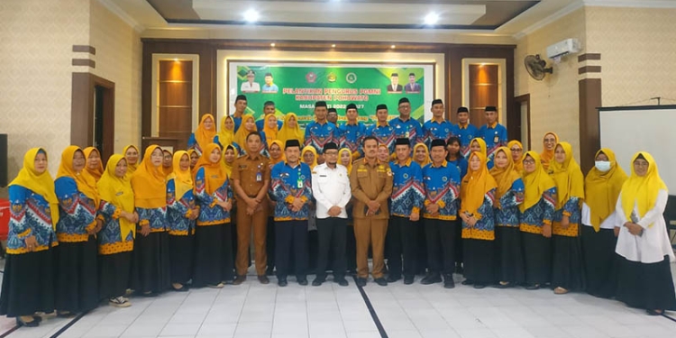 Sekda Pohuwato, Iskandar Datau, bersama pengurus baru PGMNI Pohuwato, di Aula Kantor Kemenag Pohuwato, Senin 03/10/2022 (Yusuf/Gopos)