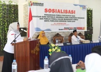 Wakil Bupati Pohuwato, Suharsi Igirisa, Memberikan Sambutan Sosialisasi Pengawasan Pemilu Partisipatif PGRI dan Pemili Pemula, bertempat di Marina Beach Resort Marisa, 12/10/2022 (Istimewa)