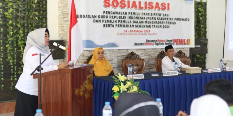 Wakil Bupati Pohuwato, Suharsi Igirisa, Memberikan Sambutan Sosialisasi Pengawasan Pemilu Partisipatif PGRI dan Pemili Pemula, bertempat di Marina Beach Resort Marisa, 12/10/2022 (Istimewa)