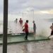 Ombak tinggi yang melanda kawasan objek wisata Tamendao Beach, Kamis (27/10/2022).(istimewa)