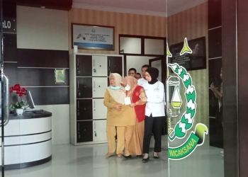 Salah satu tersangka kasus korupsi kredit Briguna di BRI Cabang Gorontalo Unit Aloei Saboe digiring petugas Kejaksaan menuju ke mobil tahanan untuk dibawa ke Lapas Gorontalo, Senin (3/10/2022).