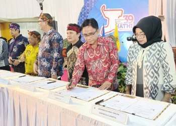 Rektor UNBITA Gorontalo, Dr. Ellys Rachman (ujung kanan) menandatangani MoU antara UNBITA dan HATHI, Jumat (28/10/2022) (istimewa)