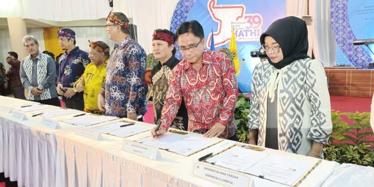 Rektor UNBITA Gorontalo, Dr. Ellys Rachman (ujung kanan) menandatangani MoU antara UNBITA dan HATHI, Jumat (28/10/2022) (istimewa)