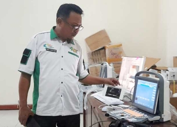 Rizal Yusuf Kune saat memperlihatkan alat USG untuk digunakan di 11 kecamatan yang menjadi prioritas di kabupaten Gorontalo Utara. (foto.isno/gopos)