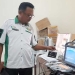 Rizal Yusuf Kune saat memperlihatkan alat USG untuk digunakan di 11 kecamatan yang menjadi prioritas di kabupaten Gorontalo Utara. (foto.isno/gopos)