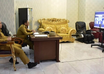 Penjagub Hamka Hendra Noer didampingi PJ. Sekdaprov Gorontalo Sukri Botutihe saat mengikuti secara daring asesmen dan preferensi uji kompetensi bagi 34 pejabat pimpinan tinggi pratama dilingkup Pemprov Gorontalo, Senin (24/10/2022). Kegiatan ini juga diikuti Kepala Pusat Penilaian ASN BKN Pusat Wakiran dan jajarannya. (Kominfo Gorontalo)