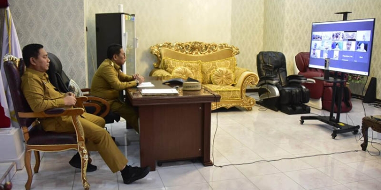 Penjagub Hamka Hendra Noer didampingi PJ. Sekdaprov Gorontalo Sukri Botutihe saat mengikuti secara daring asesmen dan preferensi uji kompetensi bagi 34 pejabat pimpinan tinggi pratama dilingkup Pemprov Gorontalo, Senin (24/10/2022). Kegiatan ini juga diikuti Kepala Pusat Penilaian ASN BKN Pusat Wakiran dan jajarannya. (Kominfo Gorontalo)