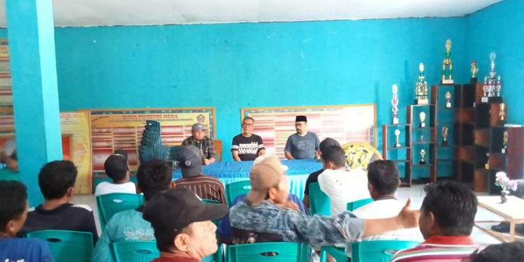 Proses Mediasi Antara Pemerintah Kecamatan Buntulia, Pihak PT PETS Bersama Penambang Lokal, di Desa Hulawa, Kecamatan Buntulia, Rabu 26/10/2022 (Istimewa)