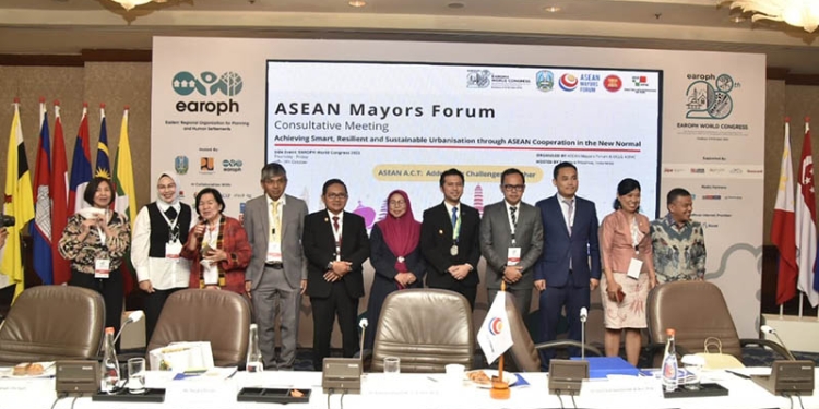 Wali Kota Gorontalo, Marten Taha, menjadi salah satu pembicara dalam ajang bergengsi Asean Mayors Forum (AMF) di Kota Surabaya, Jumat (7/10/2022).