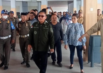 Wali Kota Gorontalo, Marten Taha saat meninjau pasar sentral Kota Gorontalo, Selasa (25/10/2022). Foto : Sari/gopos