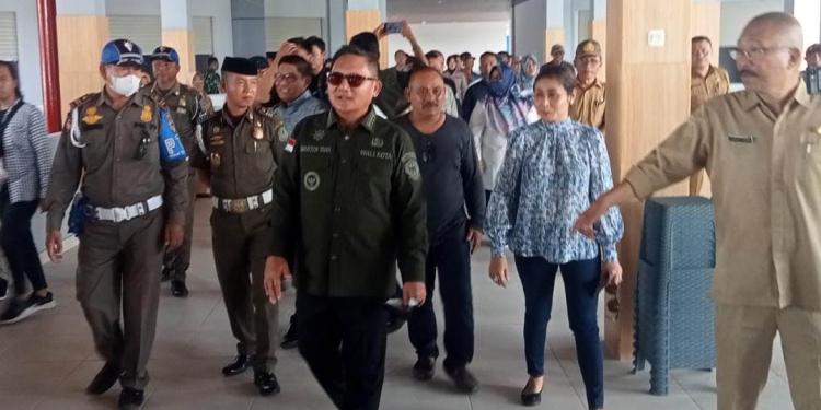 Wali Kota Gorontalo, Marten Taha saat meninjau pasar sentral Kota Gorontalo, Selasa (25/10/2022). Foto : Sari/gopos