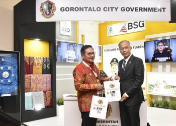 Wali Kota Gorontalo, Marten Taha, memberikan cinderamata kepada Wali Kota Kuala Lumpur pada ASEAN Forum Mayors di Surabaya, Jawa Timur. (Pemkot Gorontalo)