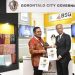 Wali Kota Gorontalo, Marten Taha, memberikan cinderamata kepada Wali Kota Kuala Lumpur pada ASEAN Forum Mayors di Surabaya, Jawa Timur. (Pemkot Gorontalo)