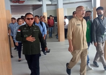 Wali Kota Gorontalo, Marten Taha saat meninjau pekerjaan proyek pasar sentral Kota Gorontalo, Selasa (25/10/2022). Sari/gopos
