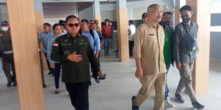 Wali Kota Gorontalo, Marten Taha saat meninjau pekerjaan proyek pasar sentral Kota Gorontalo, Selasa (25/10/2022). Sari/gopos