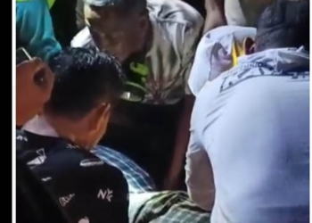 Warga mengekuasi jasad Yusin yang ditemukan tak bernyawa setelah terseret arus sungai Biyonga, Limboto