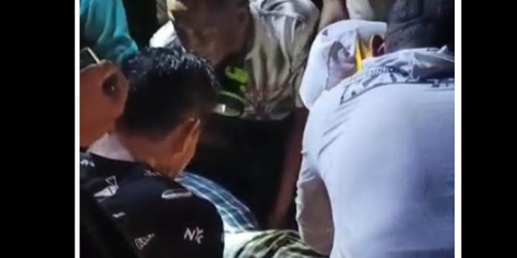 Warga mengekuasi jasad Yusin yang ditemukan tak bernyawa setelah terseret arus sungai Biyonga, Limboto