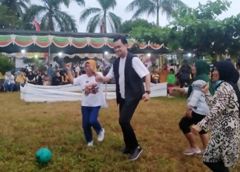 Ryan F. Kono ikut langsung sebagai peserta bola dangdut bersama masyarakat Kota Goorntalo (muhajir/gopos)