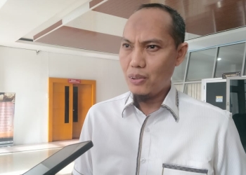 Anggota Komisi 4 DPRD Provinsi Gorontalo, Adnan Entengo memberikan keterangan tentang beasiswa Gorontalo yang segera akan dicairkan, Senin (3/10/2022) (muhajir/gopos)