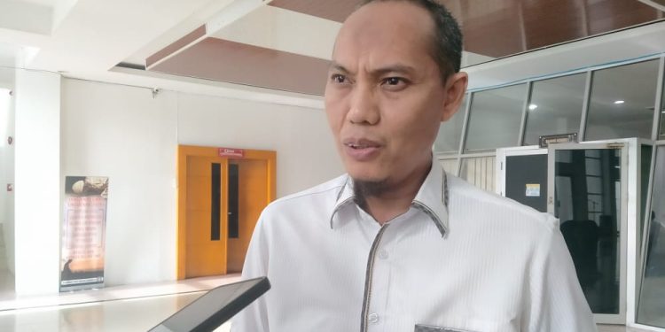 Anggota Komisi 4 DPRD Provinsi Gorontalo, Adnan Entengo memberikan keterangan tentang beasiswa Gorontalo yang segera akan dicairkan, Senin (3/10/2022) (muhajir/gopos)