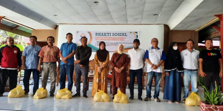 Pembagian 100 Paket Sembako Wujud Nyata Kebangkitan dan Kepedulian Alumni Spendugo