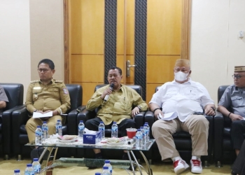 Rapat konsultasi pimpinan dewan dan pimpinan fraksi DPRD Provinsi Gorontalo bersama Penjagub Gorontalo, Hamka Hendra Noer terkait pembatalan proyek PEN, Senin (10/10/2022) (istimewa)