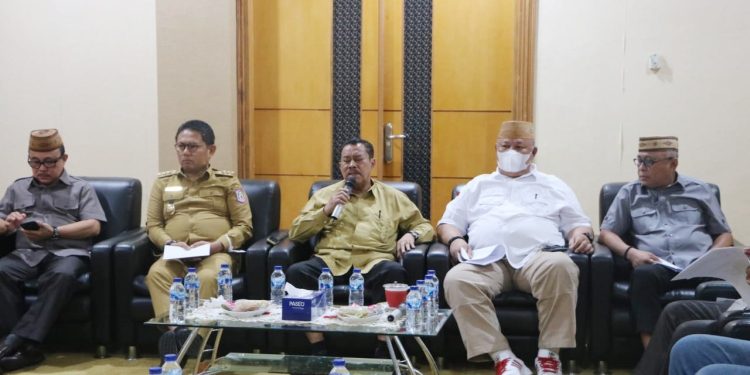 Rapat konsultasi pimpinan dewan dan pimpinan fraksi DPRD Provinsi Gorontalo bersama Penjagub Gorontalo, Hamka Hendra Noer terkait pembatalan proyek PEN, Senin (10/10/2022) (istimewa)