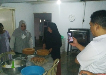 Komisi II memonitoring penerima bantuan UMKM, Kartin Polapa, pengusaha kue di Desa Berlian, Kecamata Tilongkabila, Kabupaten Bone Bolango, Kamis (13/10/2022). (muhajir/gopos)