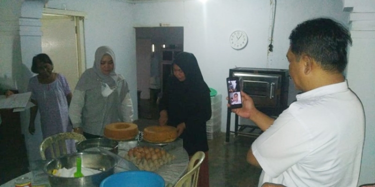 Komisi II memonitoring penerima bantuan UMKM, Kartin Polapa, pengusaha kue di Desa Berlian, Kecamata Tilongkabila, Kabupaten Bone Bolango, Kamis (13/10/2022). (muhajir/gopos)