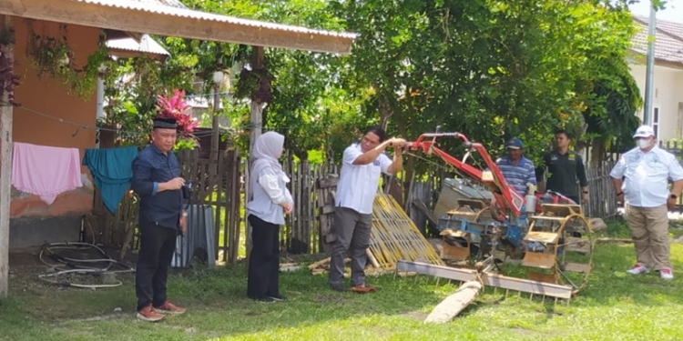 Anggota Komisi II Dewan Perwakilan Rakyat Daerah (DPRD) Provinsi Gorontalo memonitoring kelompok petani yang penerima bantuan alsintan dari Dinas Pertania Provinsi Gorontalo, Kamis (13/10/2022) (istimewa)