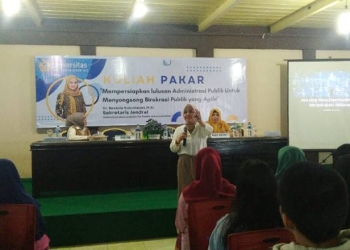 Sekjen IAPA Dr. Bevaola Kusumasari M.Si memberi kuliah pakar administrasi terhadap mahasiswa Universitas Bina Taruna Gorontalo, Kamis (20/10/2022) di Aula UNBITA Gorontalo. (muhajir/gopos)