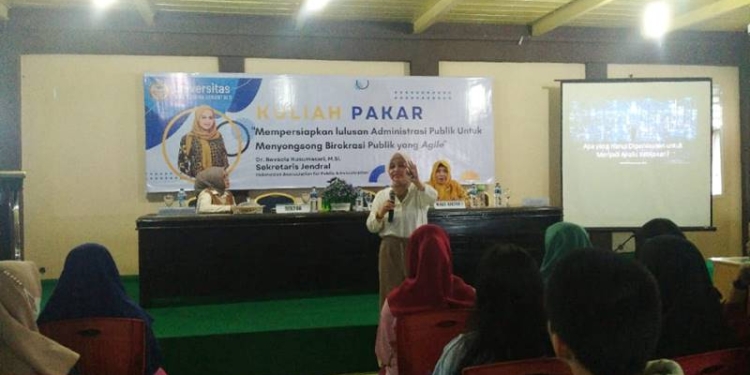 Sekjen IAPA Dr. Bevaola Kusumasari M.Si memberi kuliah pakar administrasi terhadap mahasiswa Universitas Bina Taruna Gorontalo, Kamis (20/10/2022) di Aula UNBITA Gorontalo. (muhajir/gopos)