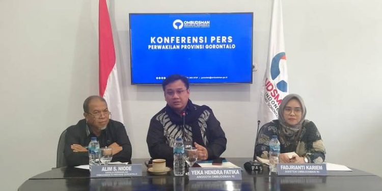 Anggota Ombudsman RI, Yeka Hendra Fatika memberikan keterangan pers tentang hasil investigasi pendataan dan penyaluran pupuk bersubsidi di Gorontalo, Jumat (21/10/2022) di Kantor Perwakilan Provinsi Gorontalo (muhajir/gopos)