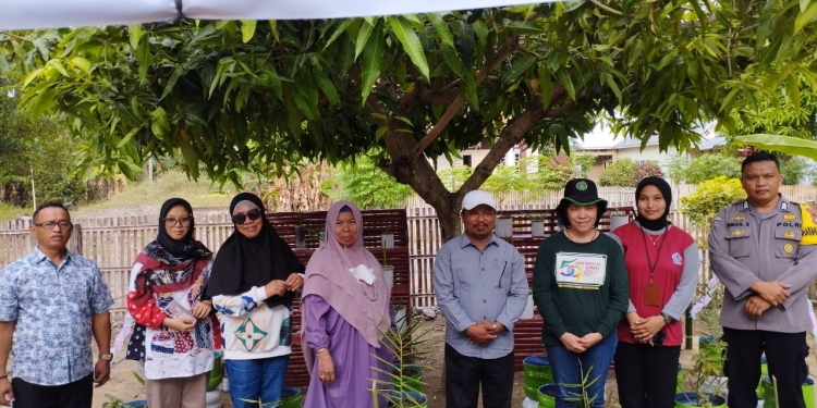 Plt Kepala Desa Mohungo, Syafrin Nihe dan Ketua BPD Husain Karim Da'i saat meresmikan taman toga waste oleh mahasiswa KKN Tematik UNG, Sabtu (22/10/2022). (Foto Istimewa)