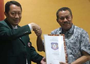 Sekretaris IDI Provinsi Gorontalo Dr. Isman Jusuf memberikan draf pokok-pokok pikiran dari organisasi profesi kesehatan dan institusi pendidikan kesehatan tentang usulan Ranperda Sistem Kesehatan Provinsi Gorontalo (hms/deprov)