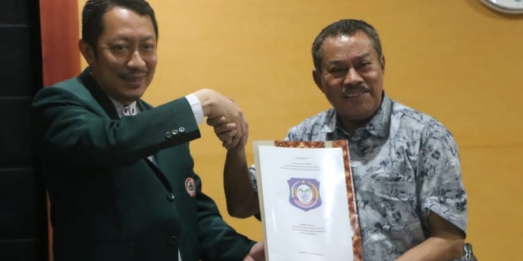 Sekretaris IDI Provinsi Gorontalo Dr. Isman Jusuf memberikan draf pokok-pokok pikiran dari organisasi profesi kesehatan dan institusi pendidikan kesehatan tentang usulan Ranperda Sistem Kesehatan Provinsi Gorontalo (hms/deprov)