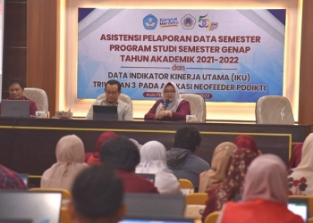 Wakil Rektor Bidang Perencanaan, Kerjasama dan Sistem Informasi Prof. Karmila Mahmud, MA, Ph.D, saat memberikan pengarahan pada asistensi pelaporan data semester, Senin (24/10/2022). (Dok. UNG)