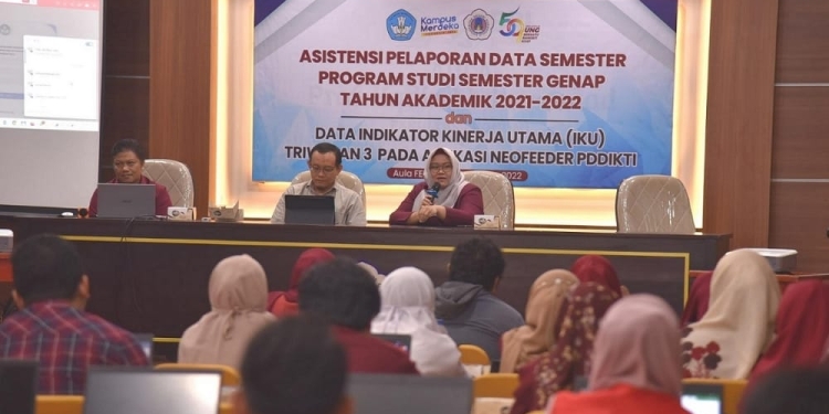Wakil Rektor Bidang Perencanaan, Kerjasama dan Sistem Informasi Prof. Karmila Mahmud, MA, Ph.D, saat memberikan pengarahan pada asistensi pelaporan data semester, Senin (24/10/2022). (Dok. UNG)
